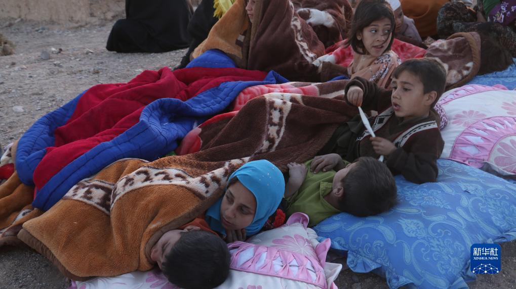 10月7日，在阿富汗赫拉特省，受灾民众躺在地上休息。新华社发（马沙勒摄）