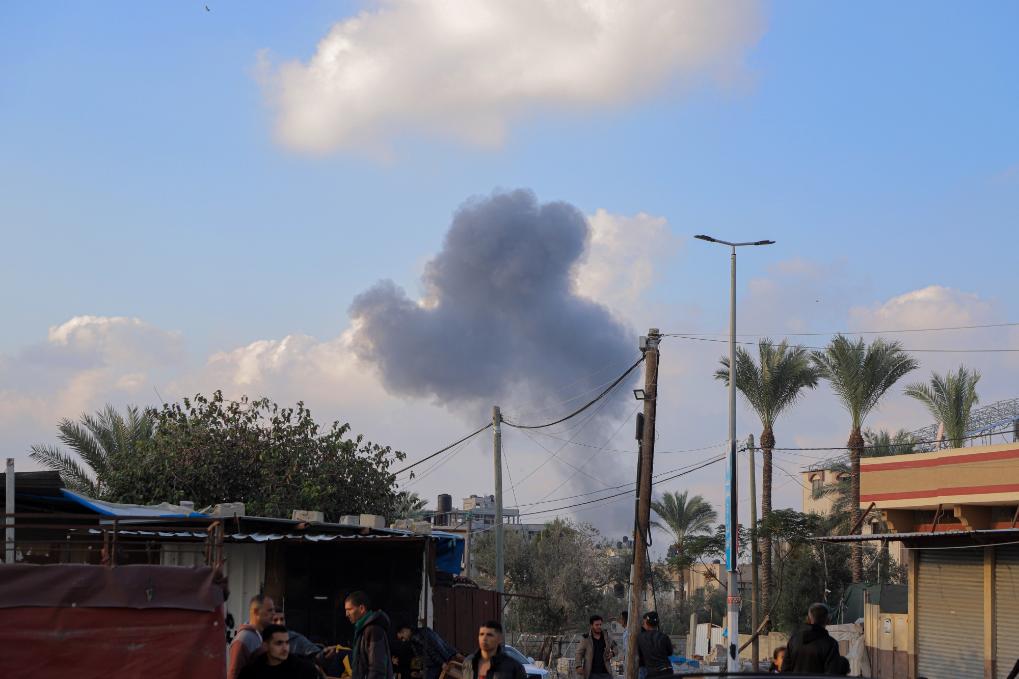 12月1日，浓烟从加沙地带南部城市汗尤尼斯一处被炸地点升起。新华社发（里泽克・阿卜杜勒贾瓦德摄）