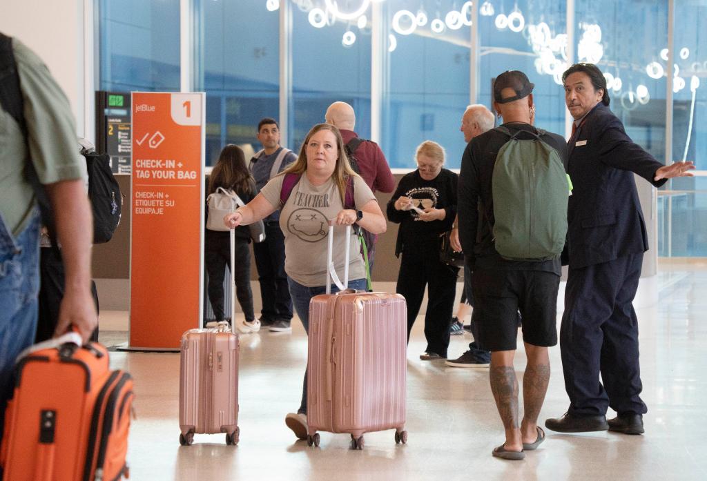 5月26日，旅客在美国加州旧金山国际机场办理登机手续。新华社发（李建国摄）