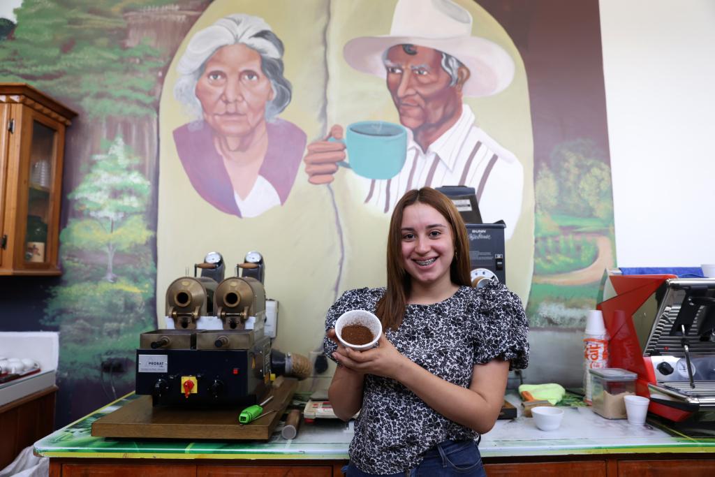 3月23日，在盖坦咖啡坊，工作人员展示咖啡。