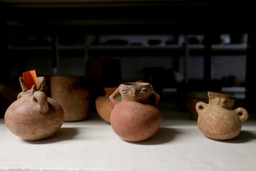 2023年6月8日，在洪都拉斯科潘玛雅遗址国际考古队仓库内拍摄的陶器文物。