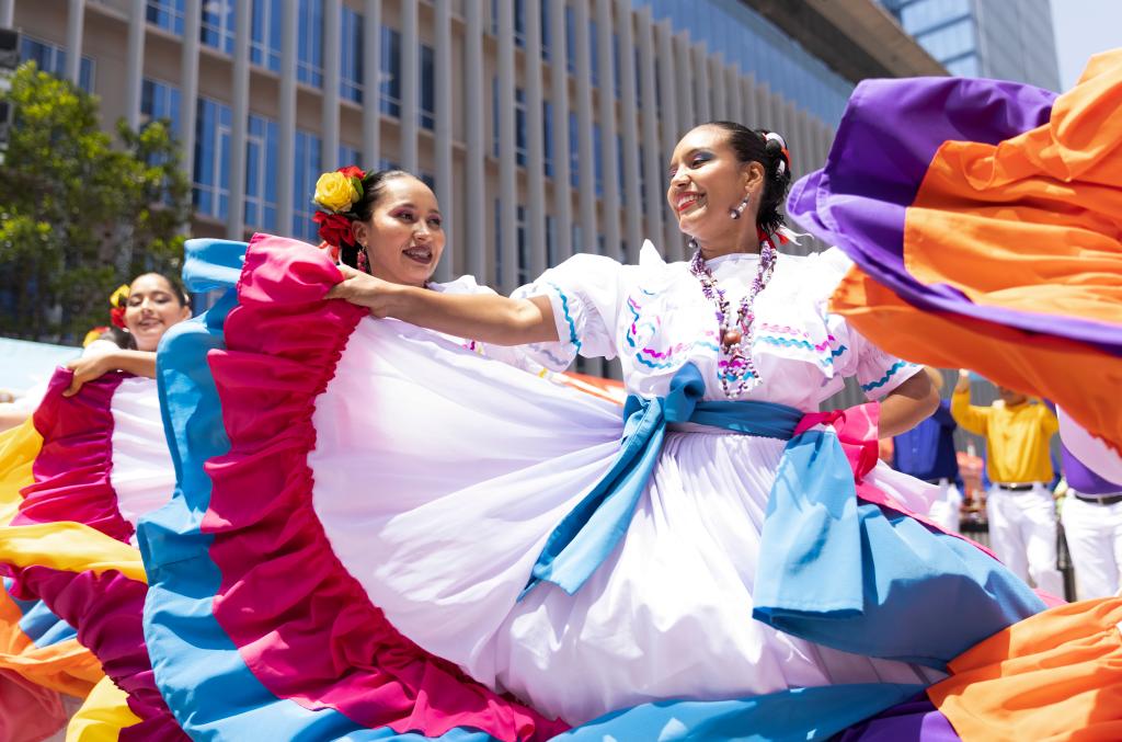 3月20日，在洪都拉斯首都特古西加尔巴，舞者表演民间舞蹈。