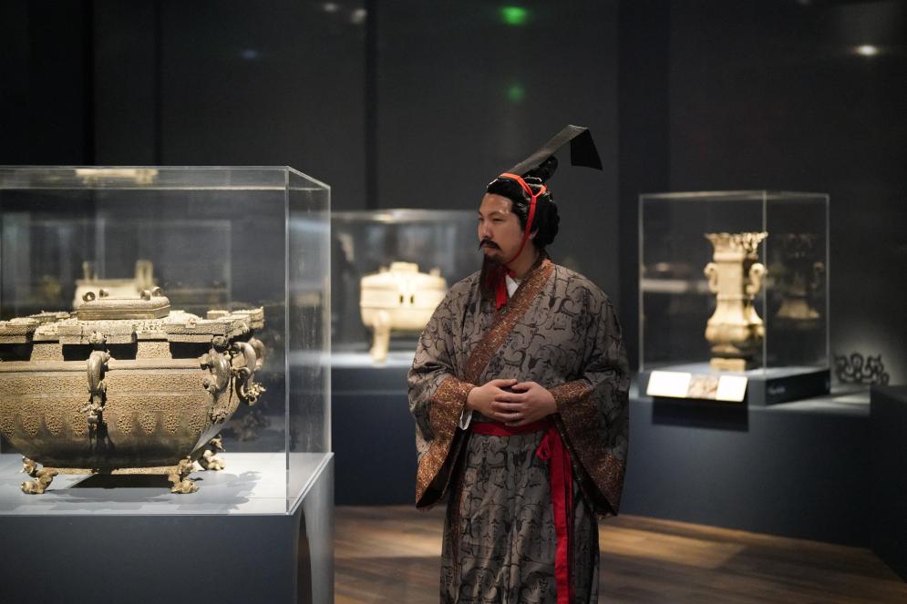4月19日，一名观众身着汉服在美国旧金山亚洲艺术博物馆举办的“凤凰故国——青铜时代曾楚艺术展”上参观。新华社记者吴晓凌摄