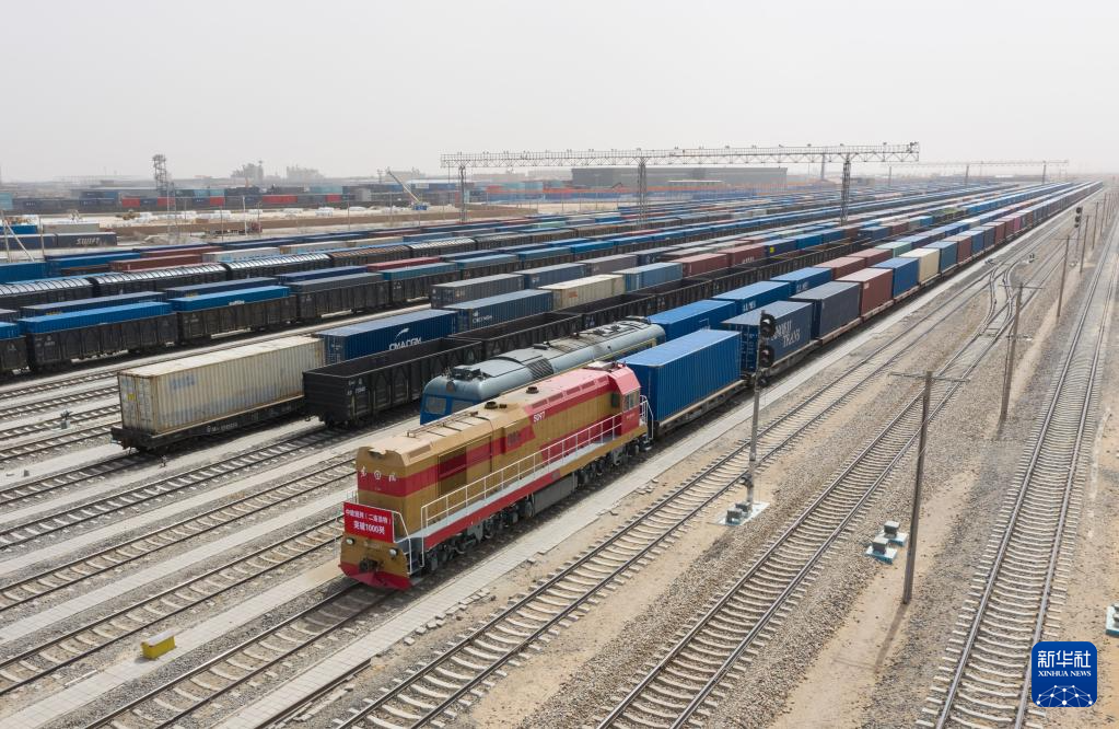 4月21日，中欧班列缓缓驶出二连浩特铁路口岸（无人机照片）。 新华社发（张海峰摄）