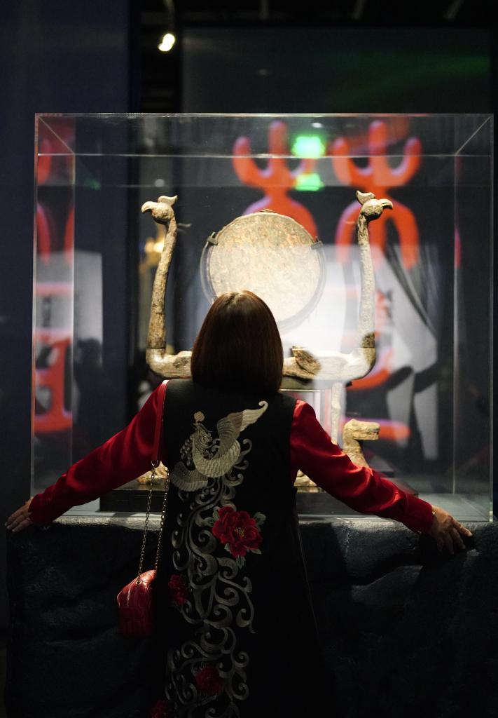 4月19日，观众在美国旧金山亚洲艺术博物馆举办的“凤凰故国——青铜时代曾楚艺术展”上参观。新华社记者吴晓凌摄