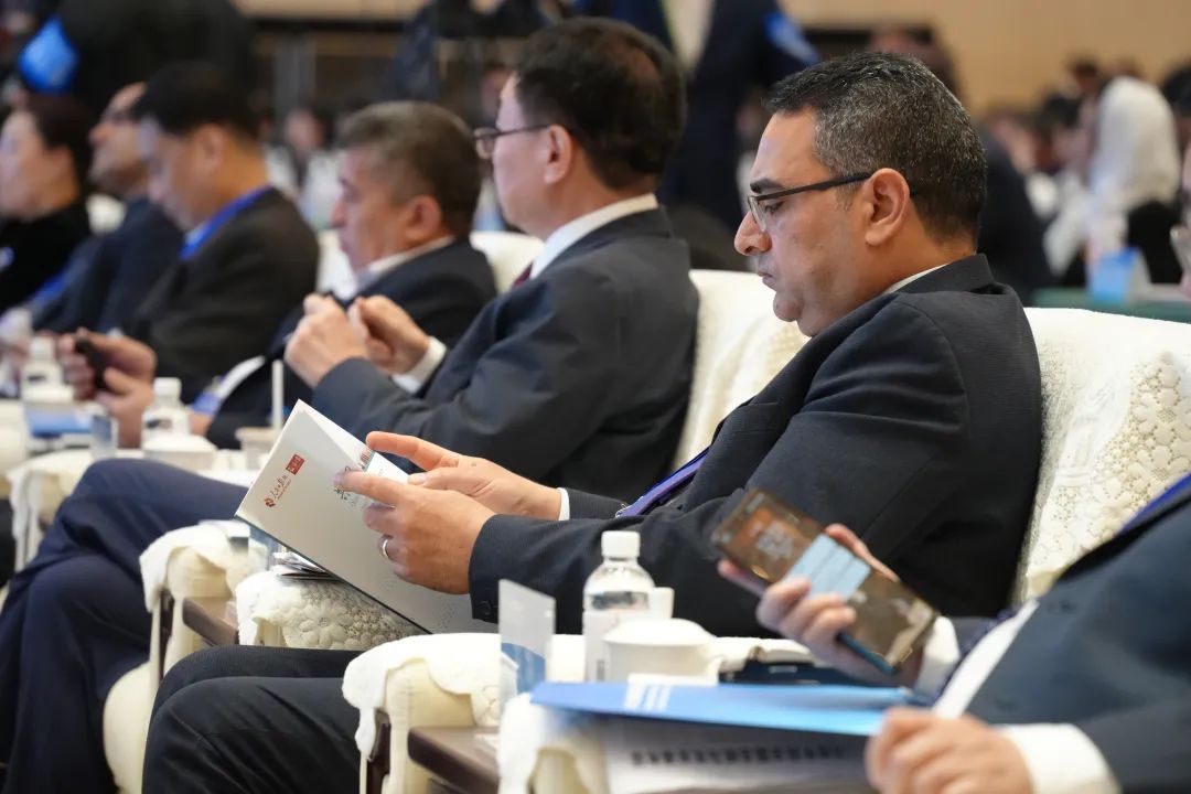 与会嘉宾翻看报告。人民日报记者章凯风 摄