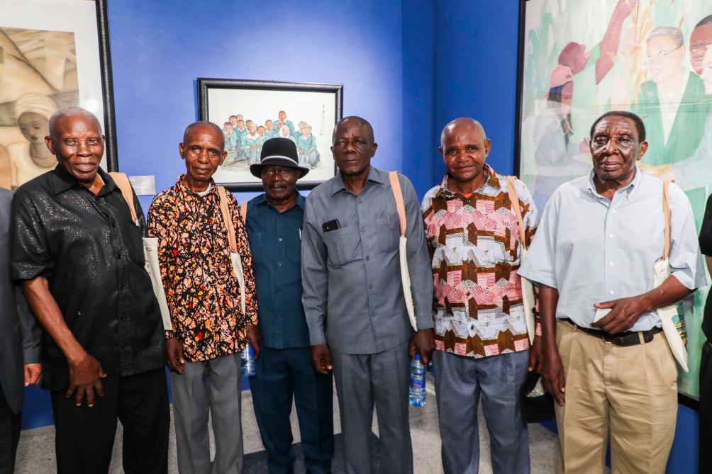 11月26日，在坦桑尼亚达累斯萨拉姆，坦赞铁路退休职工在“同路朋友——坦赞铁路采风绘画展”上合影。新华社发（赫尔曼·埃马纽埃尔摄）