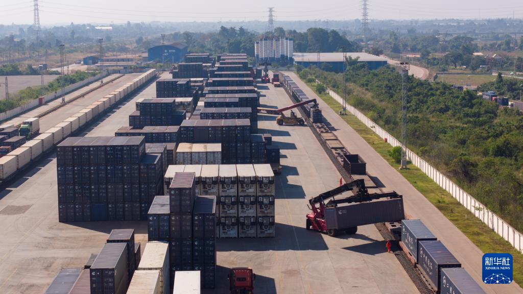 11月29日,在老挝首都万象中老铁路万象南站,工作人员进行集装箱吊装作业(无人机照片)。新华社发(凯乔摄)