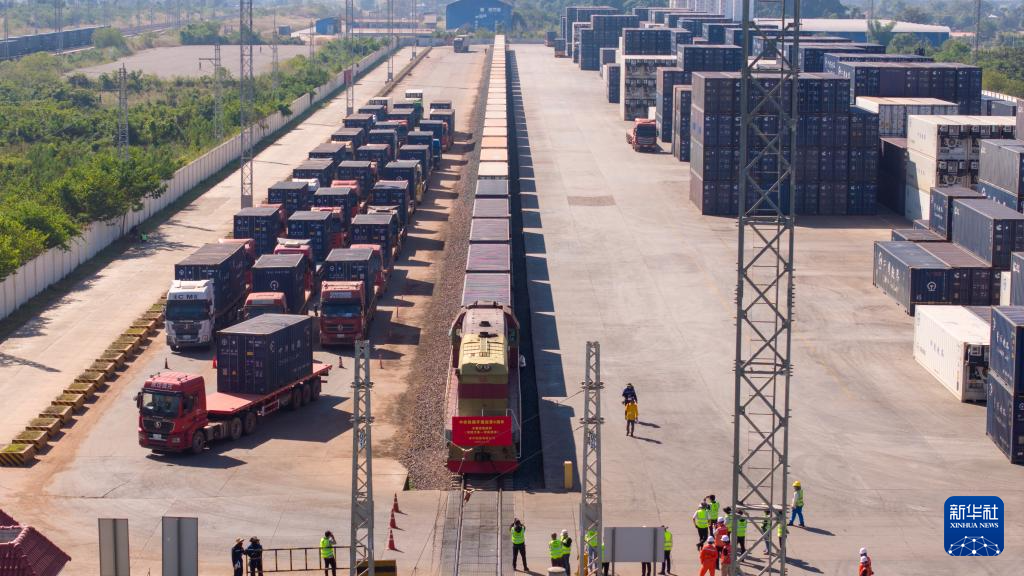 11月29日,在老挝首都万象中老铁路万象南站,发往中国郑州的木薯淀粉班列准备出发(无人机照片)。新华社发(凯乔摄)