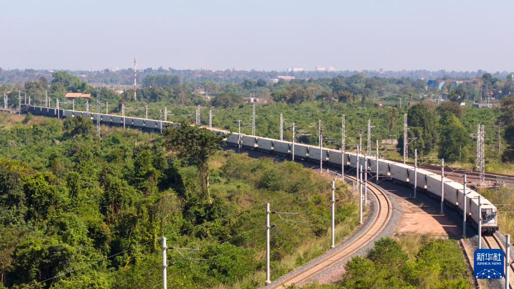 11月29日,发往中国郑州的木薯淀粉班列从老挝首都万象中老铁路万象南站驶出(无人机照片)。新华社发(凯乔摄)