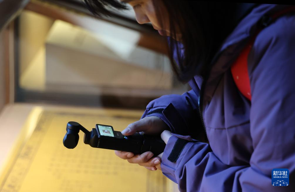 11月28日,在辽宁大连旅顺博物馆,媒体工作者拍摄展出的“明谕琉球国王敕”(仿制品)。新华社记者 李钢 摄