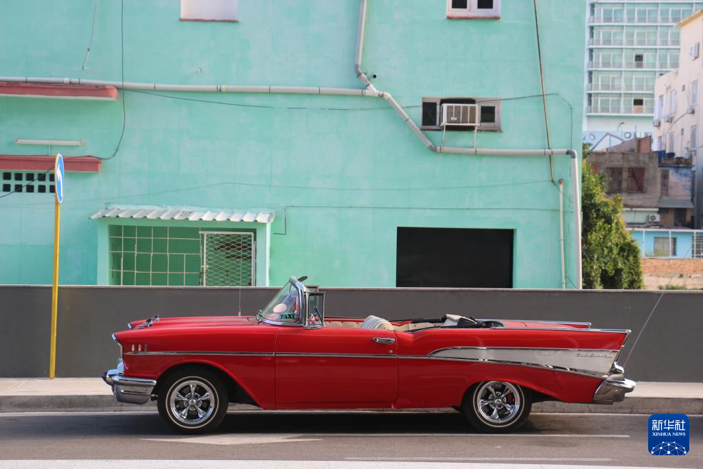 这是12月12日在古巴首都哈瓦那拍摄的一辆老爷车。新华社记者 何冰 摄