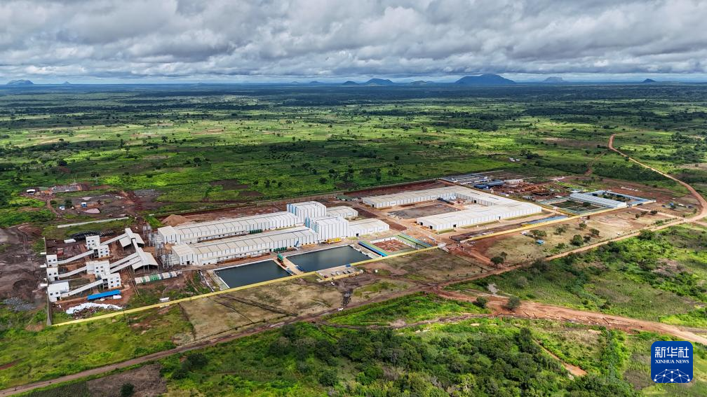 这是1月31日在莫桑比克尼亚萨省尼佩佩区拍摄的由中资企业济南域潇集团发起投资建设的石墨加工厂。新华社记者 刘杰 摄