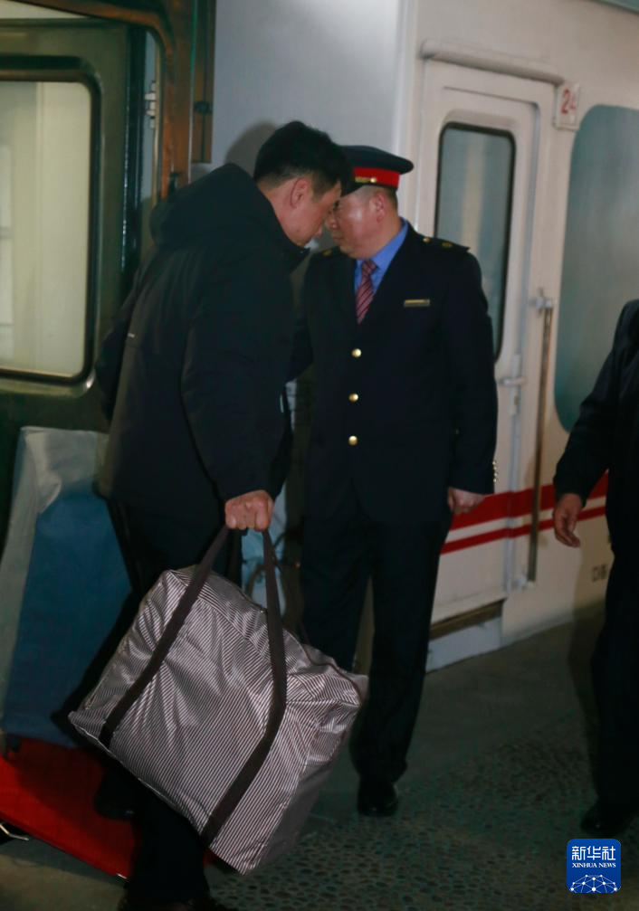 3月12日,一趟从中国丹东开往朝鲜平壤的国际旅客列车抵达平壤站后,乘客走出车厢。新华社记者 王超 摄