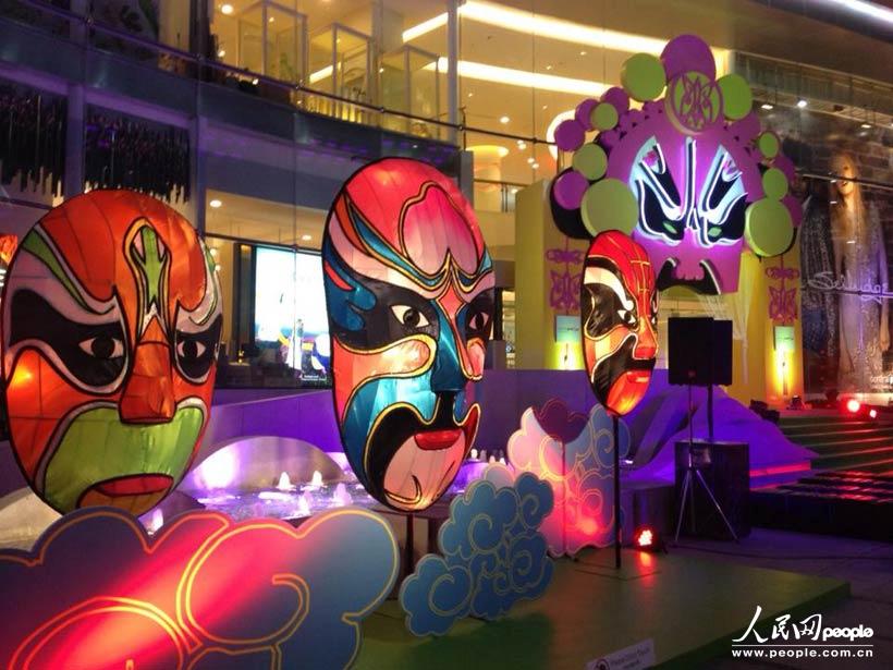 �������·�����������̳����㳡�ϵ��й�Ԫ��װ�εơ� 