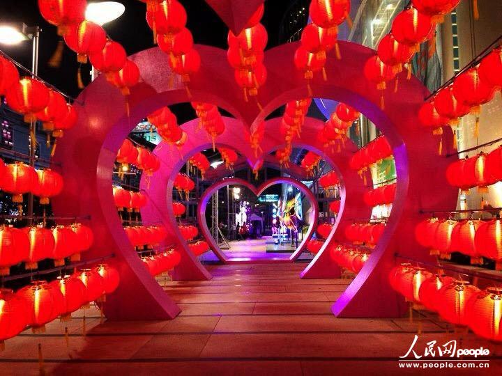 �������·�����������̳����㳡�ϵ��й�Ԫ��װ�εơ� 