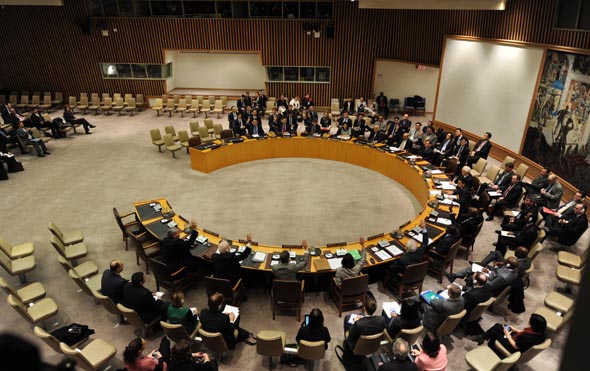 决议同时承诺采取和平,外交和政治方式解决当前590_371