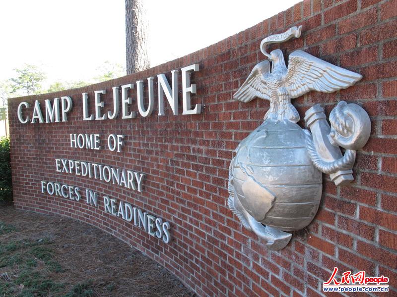 当地时间2013年3月19日报道,美国海军陆战队员在内华达州西部的一处陆军训练基地进行实战演练时,因一枚迫击炮意外引爆,致使7人死亡8人受伤,其中3人伤势严重。死伤士兵年纪均在30岁以下。至少有9名伤者被送往附近的雷诺地区医疗中心,该中心以治疗外伤著称。(图片来源:东方IC 版权所有,盗用必究)