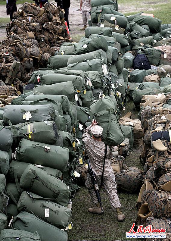 当地时间2013年3月19日报道,美国海军陆战队员在内华达州西部的一处陆军训练基地进行实战演练时,因一枚迫击炮意外引爆,致使7人死亡8人受伤,其中3人伤势严重。死伤士兵年纪均在30岁以下。至少有9名伤者被送往附近的雷诺地区医疗中心,该中心以治疗外伤著称。(图片来源:东方IC 版权所有,盗用必究)