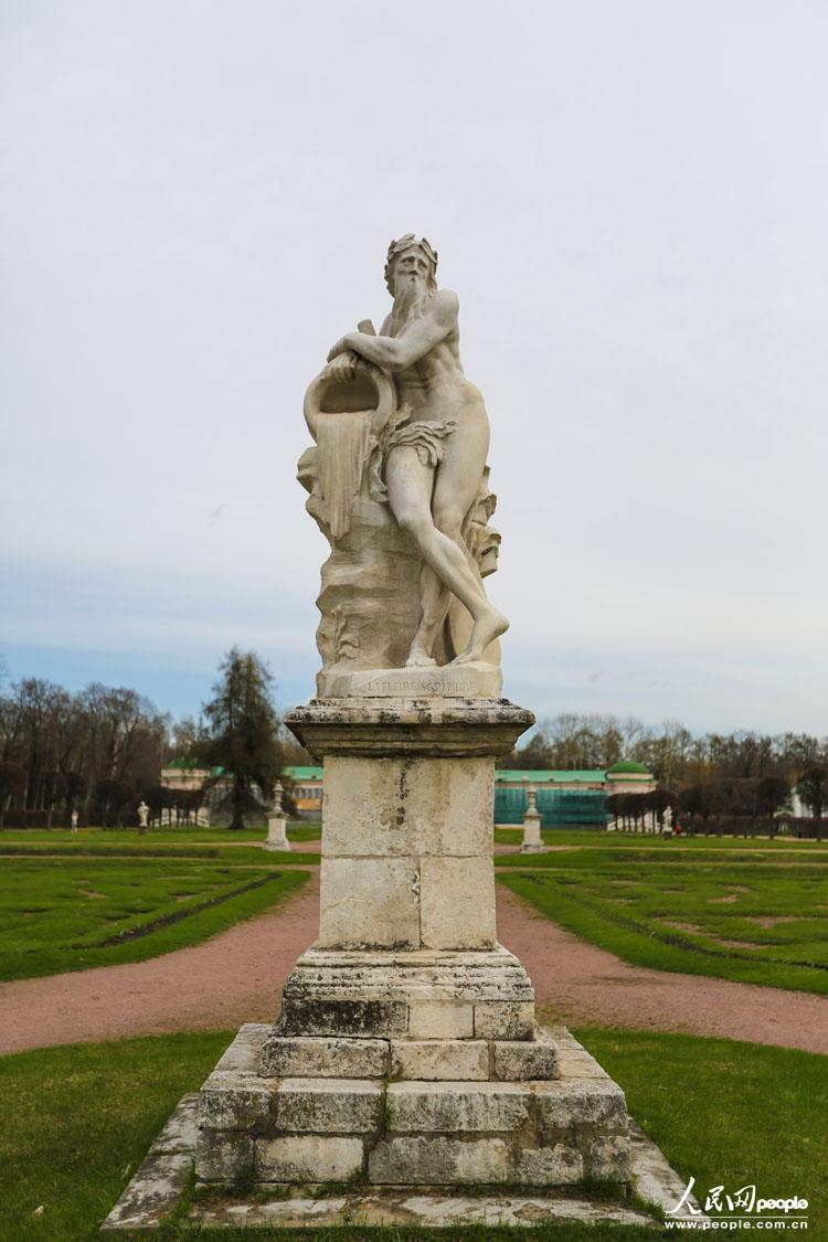 图为法式花园内的雕塑