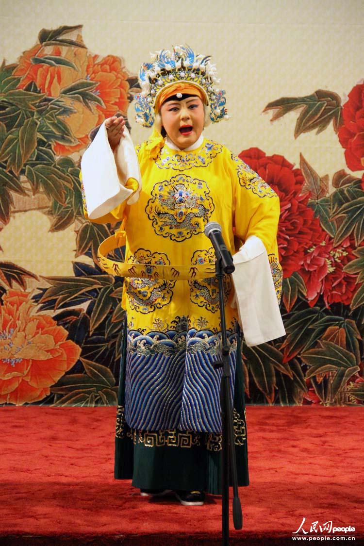 来自北京一六一中学的李雨霏在表演京剧选段《打龙袍》.