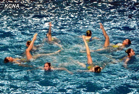 组图:朝鲜女子花样游泳比赛选手青春靓丽