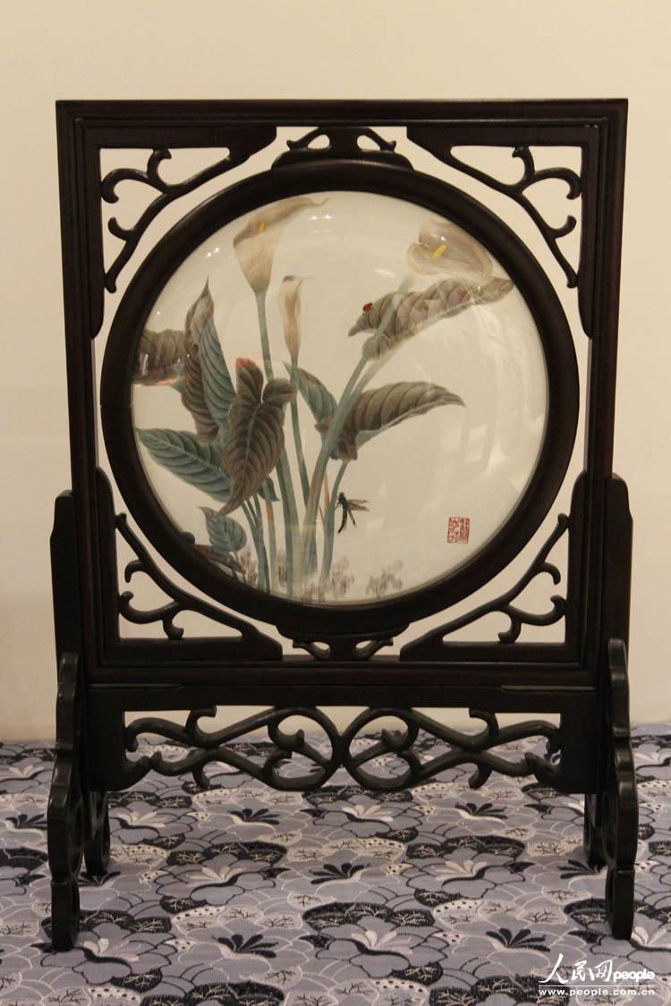 图为杭绣作品《马蹄莲》.(人民网记者 刘旭摄)