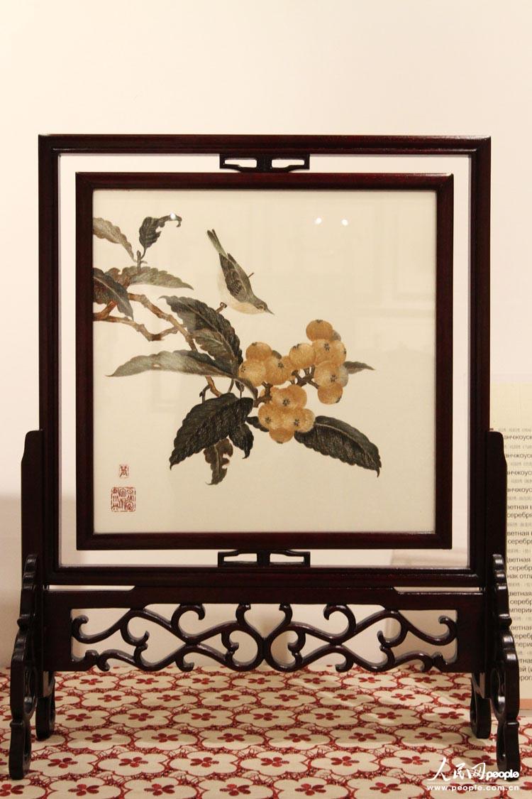 图为杭绣作品《枇杷》.(人民网记者 刘旭摄)