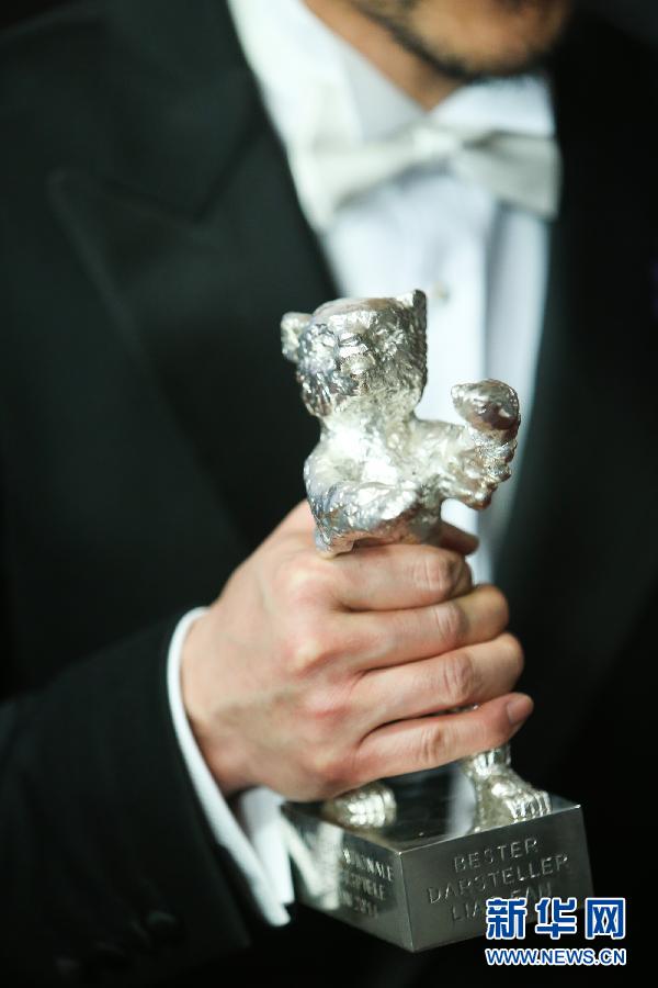 2月15日,在德国柏林,获得最佳男演员"银熊奖"的中国演员廖凡手持奖杯.