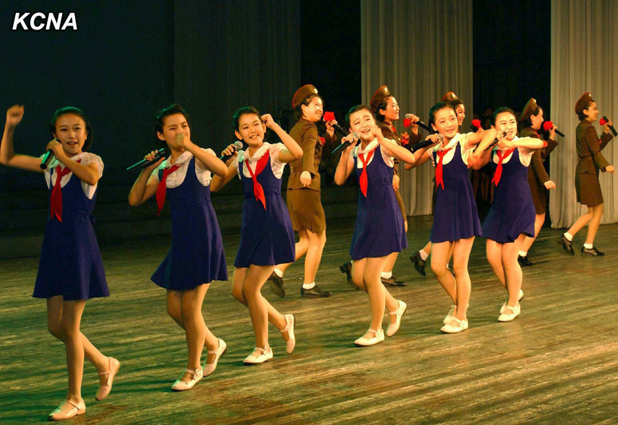 高清:平壤少年宫儿童举行演出 庆祝金正日在党中央工作50周年【3】