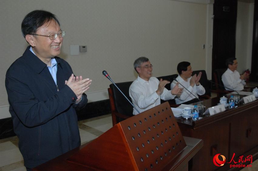 2014��7��29�����磬���й����������о���������ʽ�ϣ�����ίԱ�������Ȥ�Ľ���Ц���˴�ҡ�    ��Ӱ��������  ������