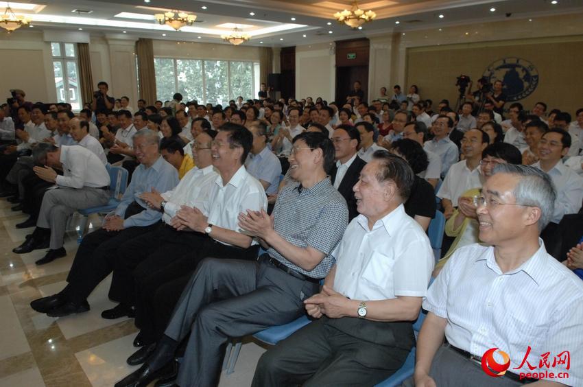 2014��7��29�����磬���й����������о���������ʽ�ϣ�����ίԱ�������Ȥ�Ľ���������Ц����ȫ����    ��Ӱ��������  ������