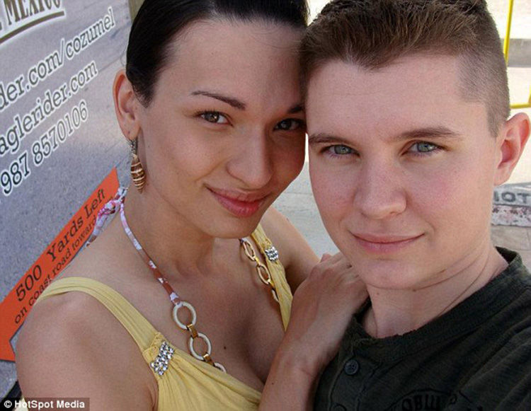 美国变性人夫妇令人瞠目结舌 网友:千里变性来相会