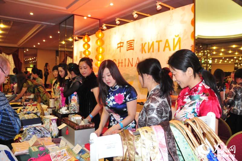 �й�פ��ʹ�ݲ�չ��Ա�����й������װЦӭ�������ͣ����������Ʒ��