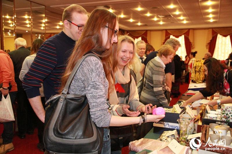 ����οͶ��й�פ��ʹ��չƷ��Ϊ����Ȥ��