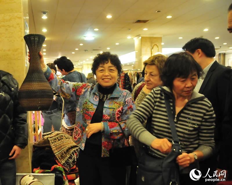 �й�פ����˹��ʹ����ʷ����Ůʿ���Ųμ�Ī˹�ƹ��ʸ�Ů���ֲ�2014�����������չʾչƷ��