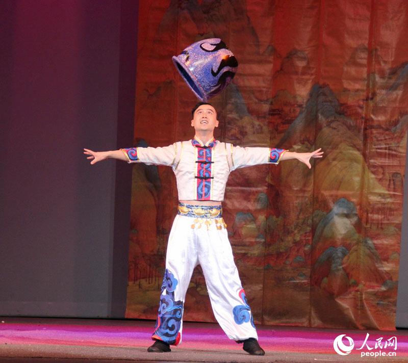 李晓强表演杂技《巧耍花坛》