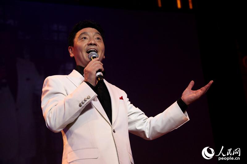 著名男高音歌唱家唐彪演唱《中国喜洋洋》.(摄影 马小龙)