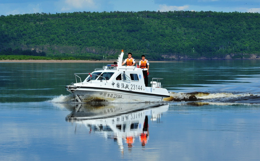 6月11日,黑龙江省呼玛县一艘渔政船在黑龙江上巡查.