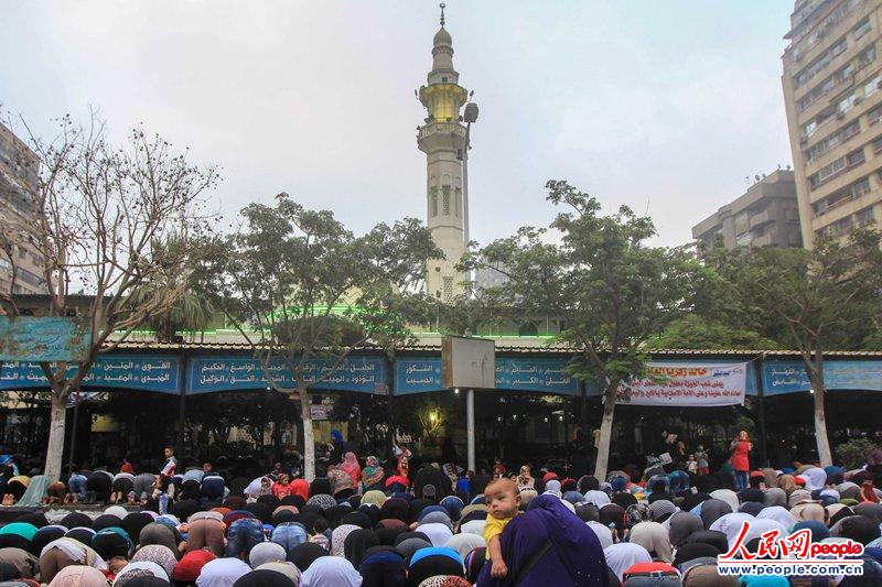 开罗穆斯林聚集到社区大清真寺(图中是阿盟大街穆斯塔法清真寺)做节日