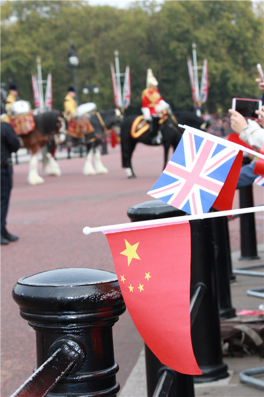 中英国旗飘扬在英国白金汉宫.(摄影:白天行 邵洋洋)