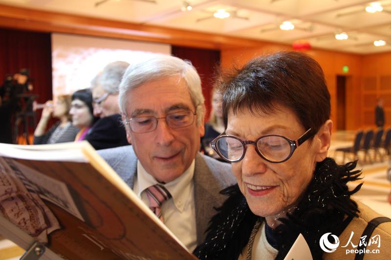 ����Ůʿ��������ۡ��ɳ����Ϻ������й����Լ��ġ����硱�����������µط�������̫�����й����Ȿ�飬һ������Ƭ��������ͯ��ļ��䡣�ٱ�ʱ������Ůʿ�����ڵ��Ϻ����Լ���˵����ллٯ������Ӱ����ʯ