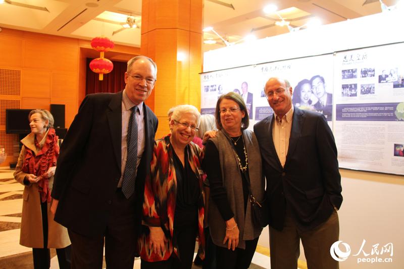 ���¼Ƭչӳ�������������й�פ������ʹ�ݣ�Ҫ�����һ��Ϊ������һ�ź�Ӱ����Ӱ����ʯ