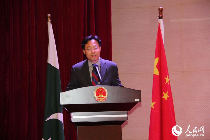 中国驻巴基斯坦使馆临时代办赵立坚在活动上发表致辞;(人民网记者