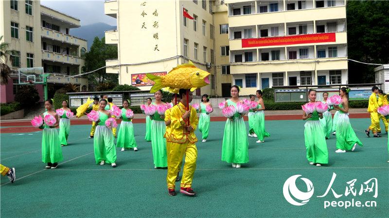 �����ط�ɽ��ѧУ�ĺ������������������ӭ���ܸ���һ�С�������������ѩ��