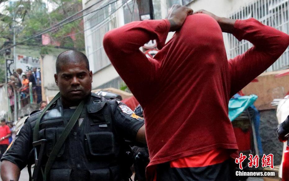 巴西警方与毒贩街头交火3名毒贩被击毙高清组图5