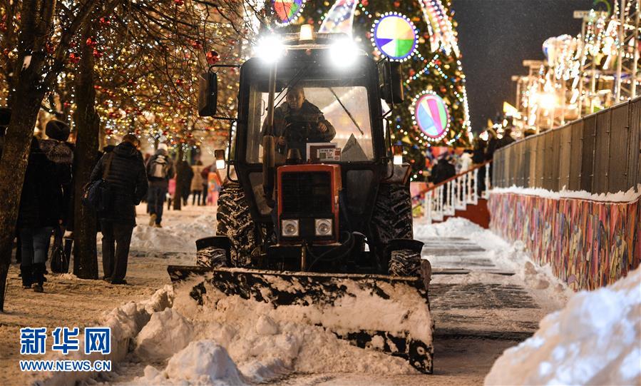 12��8�գ��ڶ���˹�׶�Ī˹�������ĺ쳡�ϣ�����������Ա����ѩ������·���ѩ�� �»���/������ 