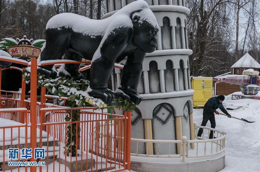 11��29�գ��ڶ���˹�׶�Ī˹��÷��ϣ�����Ļ������й�԰��������Ա��������԰��·���ѩ�� �»���/������ 