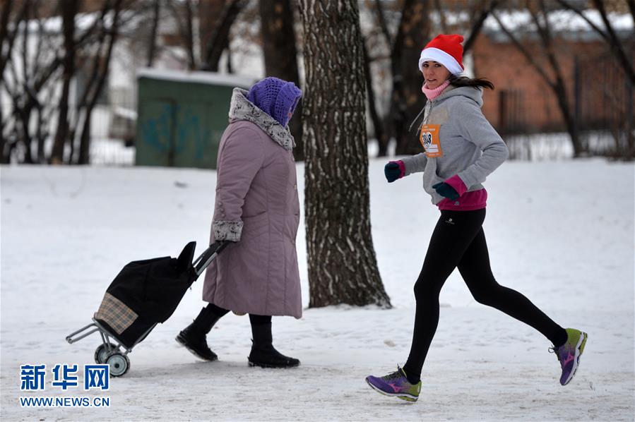 ����12��3���ڶ���˹��ɽ������Ļ���԰����ĲμӶ����������ܱ��������� �»���/������ 