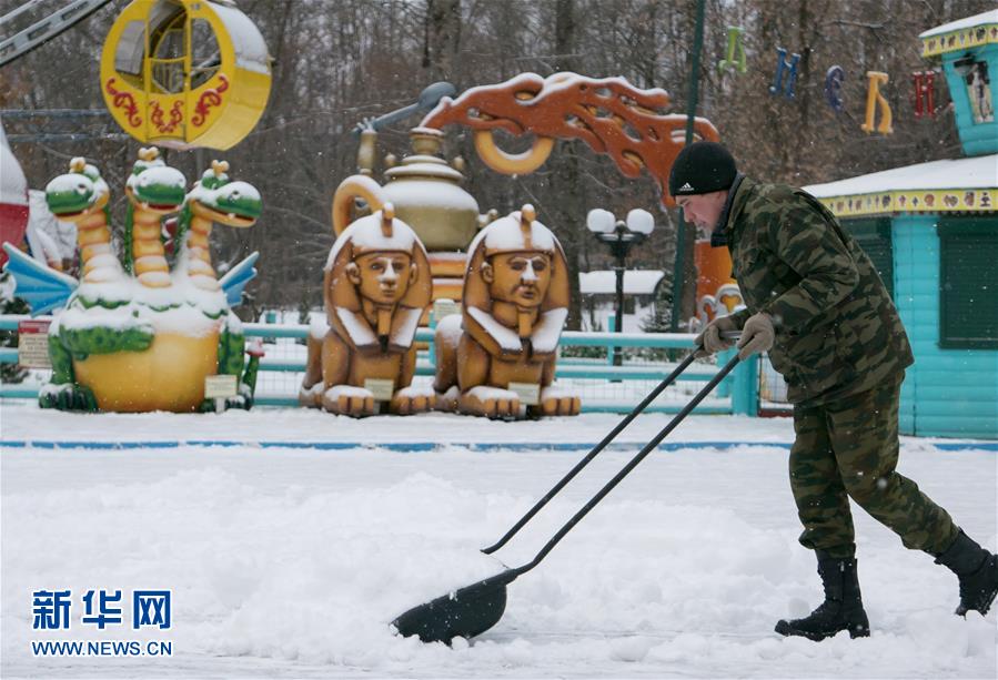 11��29�գ��ڶ���˹�׶�Ī˹��÷��ϣ�����Ļ������й�԰��������Ա��������԰��·���ѩ�� �»���/������ 